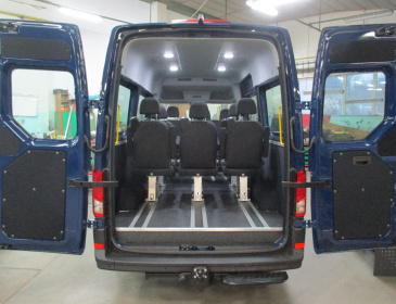 VW Crafter - pro přepravu 9 osob s luxusními sedadly